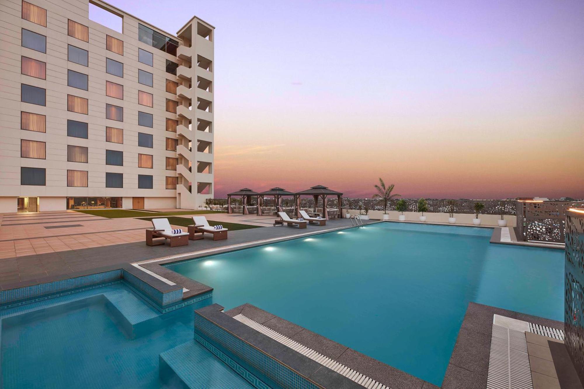 Doubletree By Hilton Varanasi Eksteriør bilde